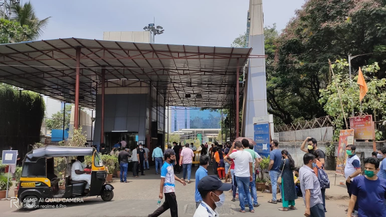 नागरिकांमध्ये संभ्रम, लसीकरण केंद्रानबाहेर गर्दी नागरिकांमध्ये संभ्रम, लसीकरण केंद्रानबाहेर गर्दी