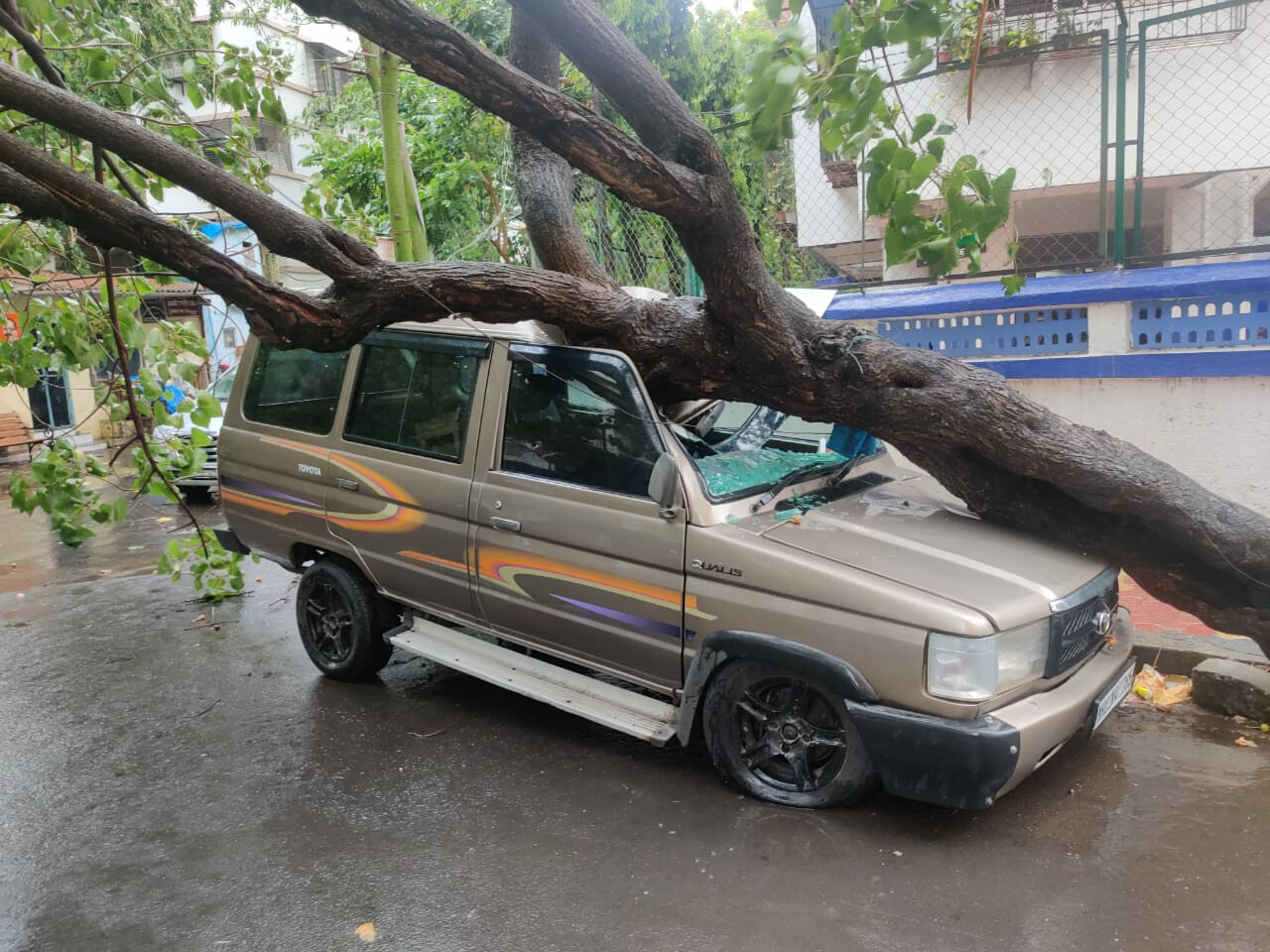 cyclone tauktae : तूफान का कहर, मुंबई के विभिन्न इलाकों में 8 जख्मी