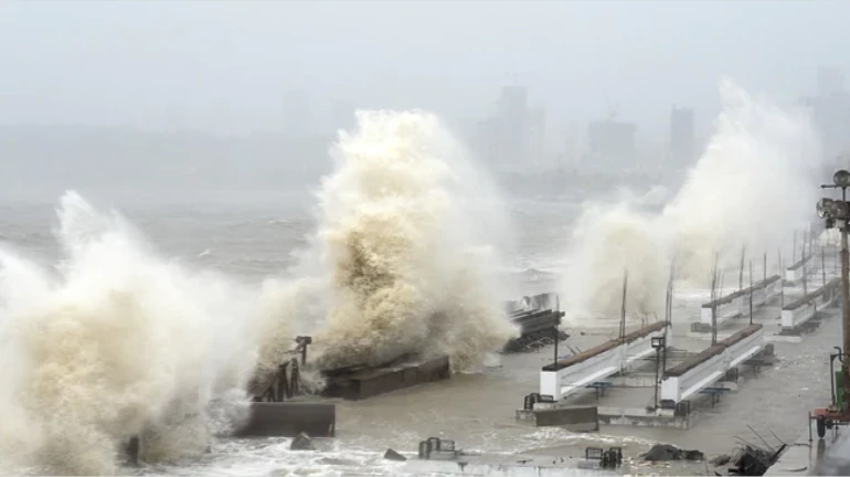 महाराष्ट्रावर वादळाचं संकट? मुसळधार पावसाचा इशारा महाराष्ट्रावर वादळाचं संकट? मुसळधार पावसाचा इशारा