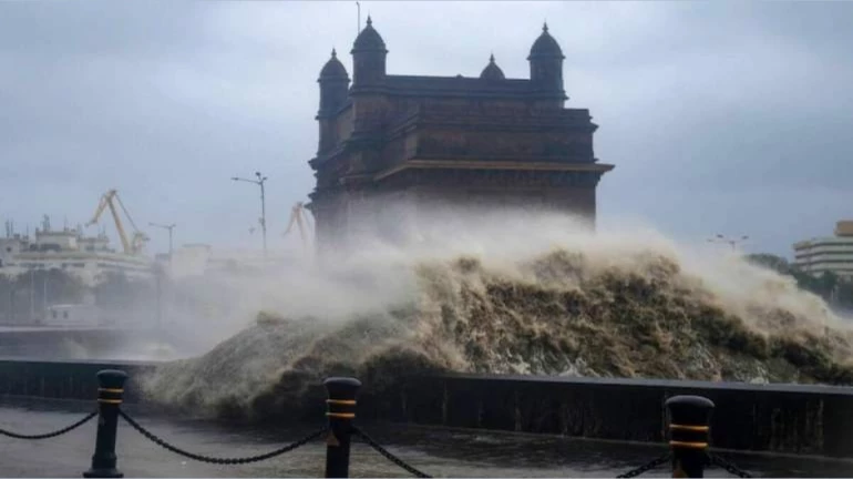 तूफान से 'गेट वे ऑफ इंडिया' परिसर  में  काफी नुकसान
