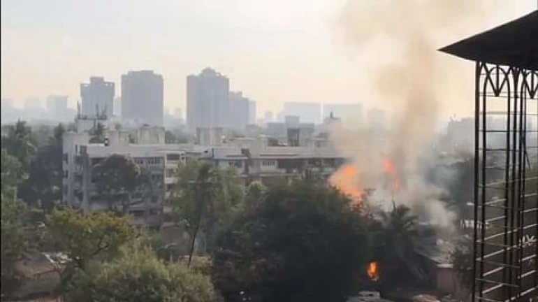 वर्सोवा - LPG सिलेंडर गोदामाला आग, ४ जण जखमी वर्सोवा - LPG सिलेंडर गोदामाला आग, ४ जण जखमी