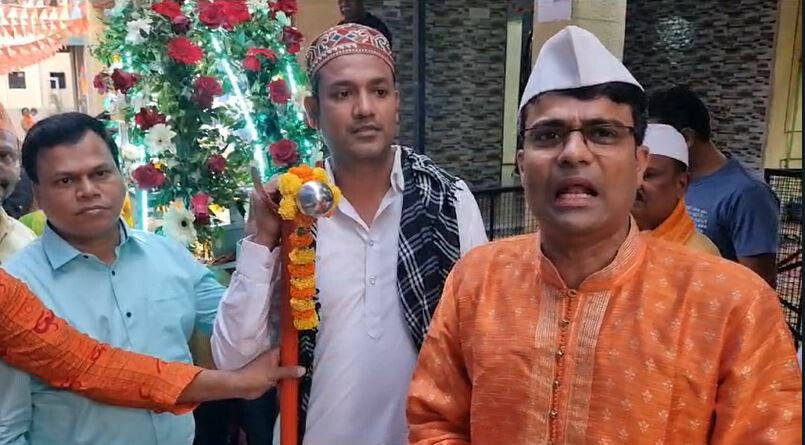 राम पालकी मे शामिल हुआ मुस्लिम युवक