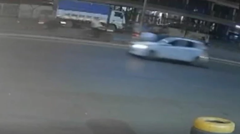 वसई- कार चालक ने ट्रैफिक कांस्टेबल को कार के बोनट पर 1.5 किलोमीटर तक घसीटा