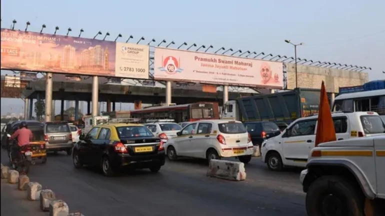 वाशी टोलनाक्यावर वाहतूक पोलिसांची दादागिरी, कारमधील प्रवाशाला बेदम मारहाण वाशी टोलनाक्यावर वाहतूक पोलिसांची दादागिरी, कारमधील प्रवाशाला बेदम मारहाण