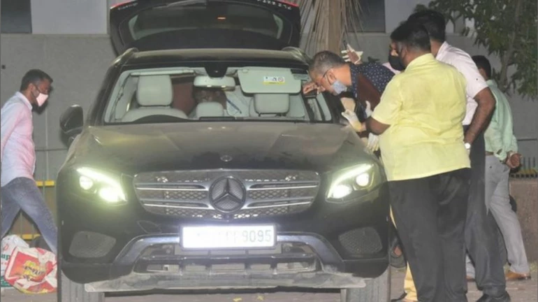 सचिन वाझेंच्या गाडीत नोटा मोजण्याचं मशीन, ५ लाखही सापडले सचिन वाझेंच्या गाडीत नोटा मोजण्याचं मशीन, ५ लाखही सापडले