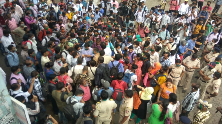 लोकल ट्रेन शुरू करने की मांग को लेकर विरार में यात्रियों ने स्टेशन पर किया हंगामा लोकल ट्रेन शुरू करने की मांग को लेकर विरार में यात्रियों ने स्टेशन पर किया हंगामा