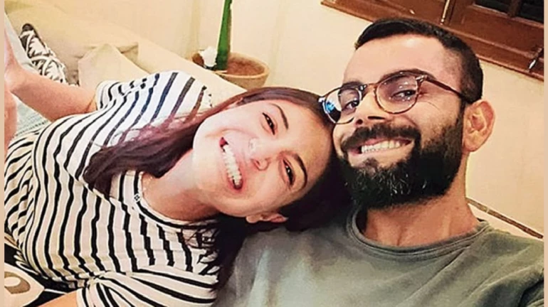 अनुष्का-विराट ने अपनी बच्ची की पहली तस्वीर की शेयर अनुष्का-विराट ने अपनी बच्ची की पहली तस्वीर की शेयर