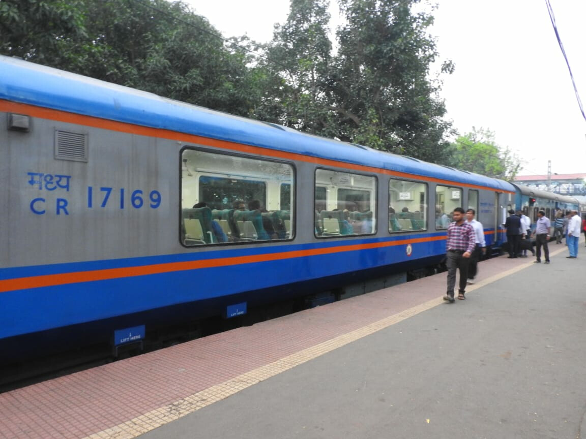 रेल यात्रियों को स्वतंत्रता दिवस का उपहार, आज से पुणे-मुंबई डेक्कन क्वीन में लगेगी एक विस्टाडोम कोच