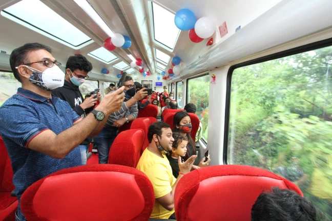 Mumbai-Pune Deccan Queen Train To Now Run With Dining Car LHB Coaches