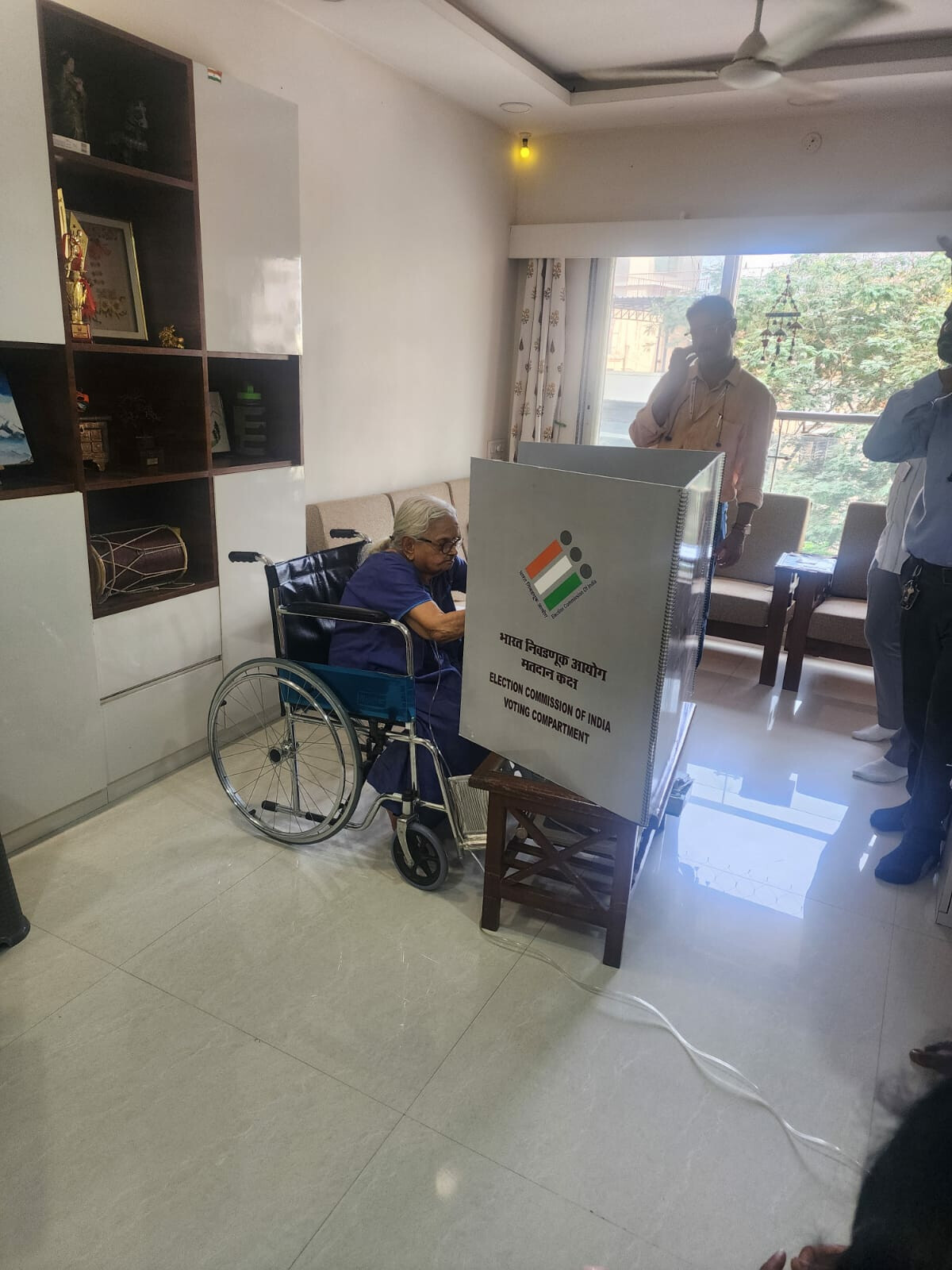 104-year-old grandmother exercised her right to vote at home in Dahisar Assembly Constituency