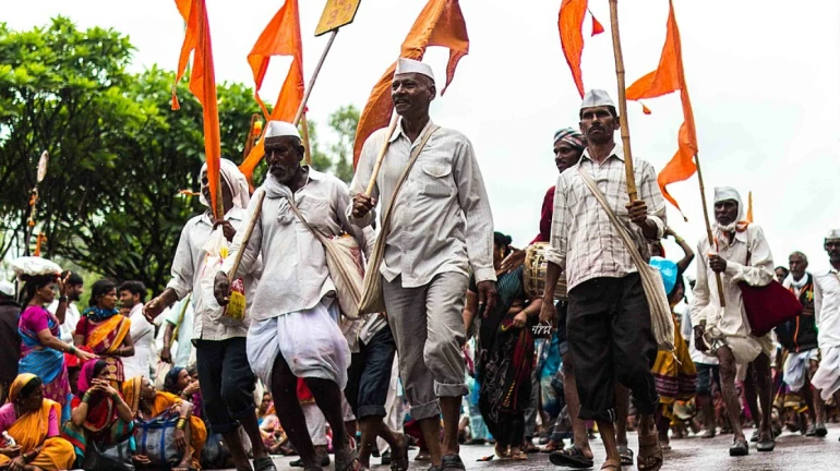 पंढरपूरला जाणाऱ्या वारकऱ्यांच्या वाहनाला स्टिकर्स, वाहतूक पोलिसांची मोहीम पंढरपूरला जाणाऱ्या वारकऱ्यांच्या वाहनाला स्टिकर्स, वाहतूक पोलिसांची मोहीम
