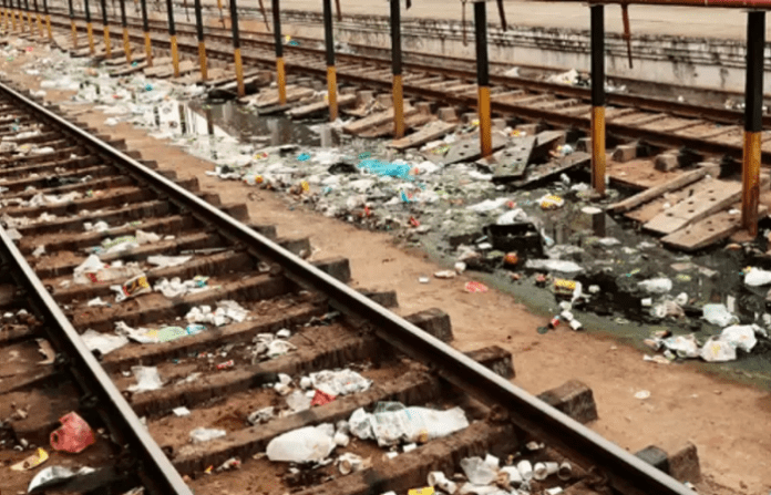 सँडहर्स्ट रोड येथे 'रुळांवर कचरा टाकू नका' जनजागृती रॅली