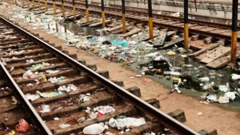 सँडहर्स्ट रोड येथे 'रुळांवर कचरा टाकू नका' जनजागृती रॅली सँडहर्स्ट रोड येथे 'रुळांवर कचरा टाकू नका' जनजागृती रॅली