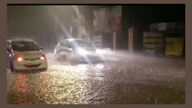 मुंबईत मुसळधार पाऊस, 'या' भागांमध्ये साचले पाणी मुंबईत मुसळधार पाऊस, 'या' भागांमध्ये साचले पाणी