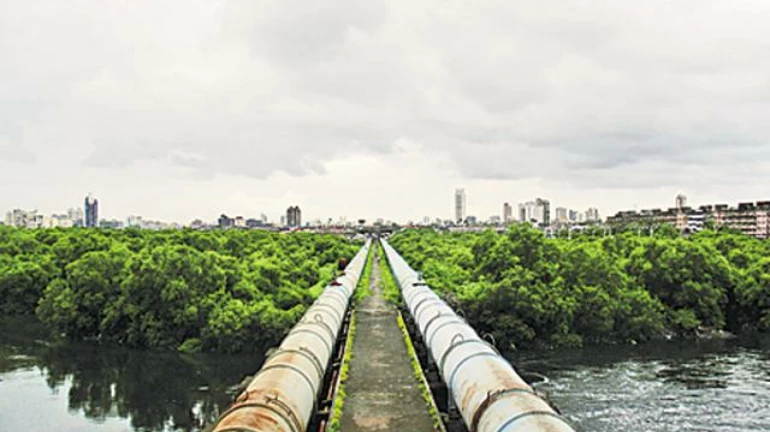 मुंबई- मेट्रो के काम के दौरान पानी की पाइपलाइन फटी मुंबई- मेट्रो के काम के दौरान पानी की पाइपलाइन फटी