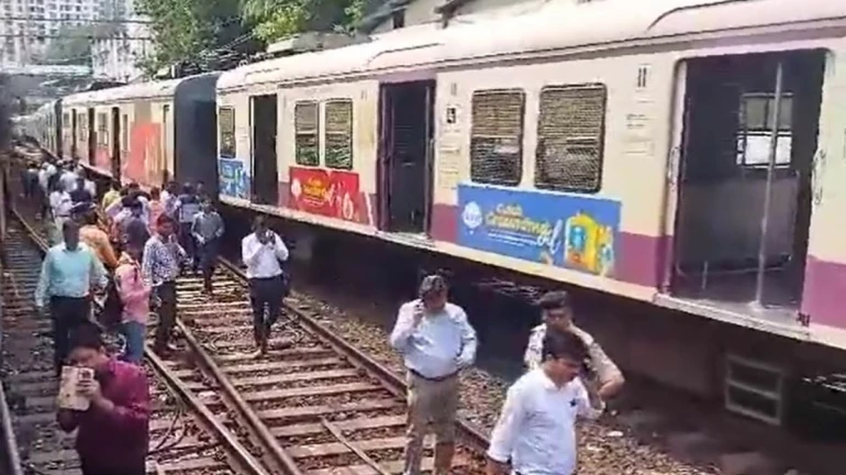मुंबई - वेस्टर्न रेलवे  यातायात बाधित