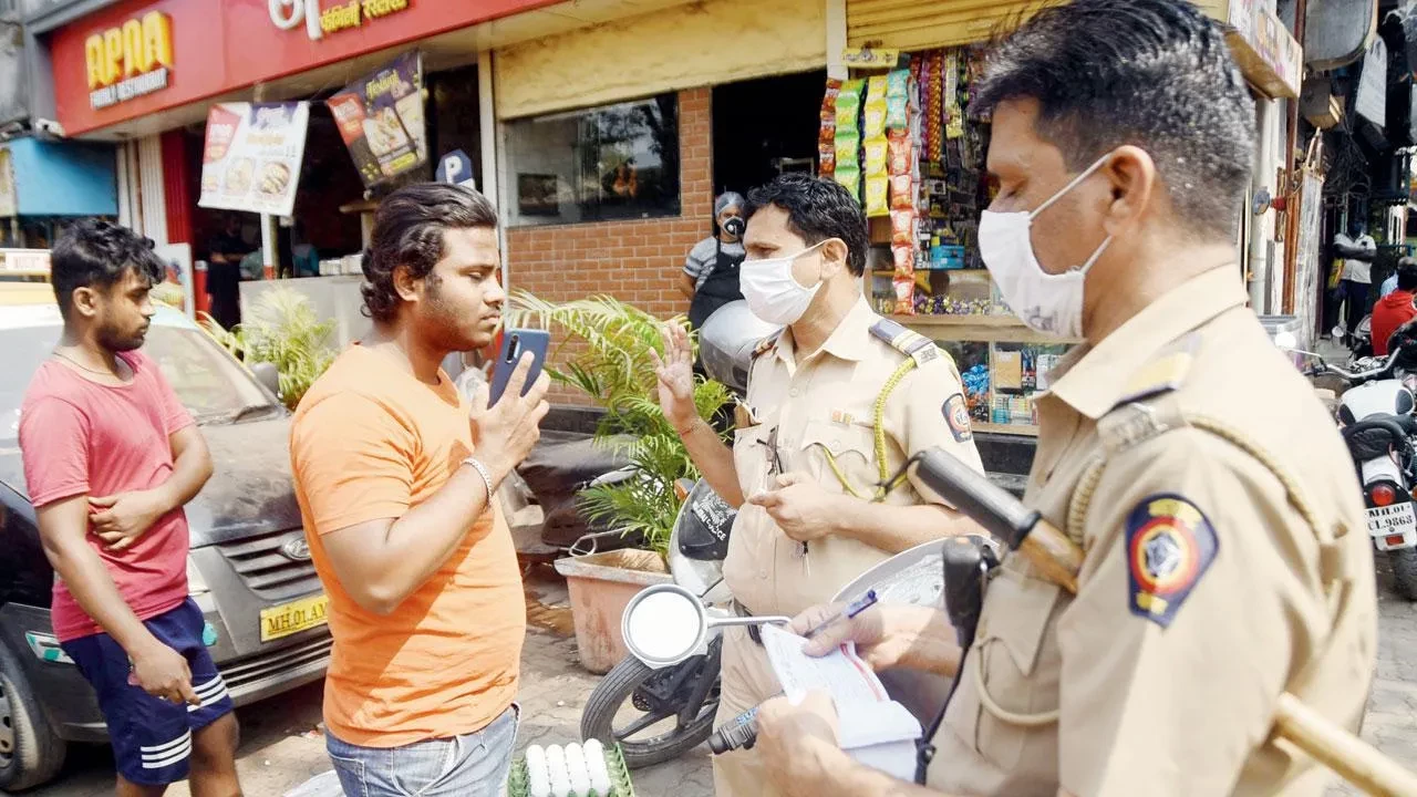 मास्क न घालणाऱ्यांकडून मुंबई पोलिसांनी वसूल केला ४ कोटींचा दंड