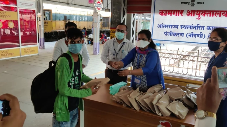 मुंबई शहर कामगार उपायुक्तांमार्फत कामगारांना खाद्यपदार्थ वाटप मुंबई शहर कामगार उपायुक्तांमार्फत कामगारांना खाद्यपदार्थ वाटप