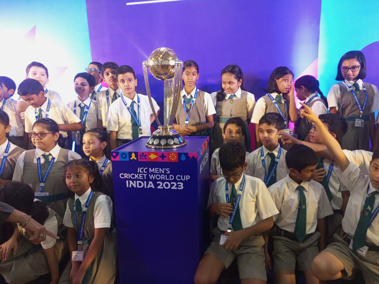 मुंबई - माहिम के बॉम्बे स्कॉटिश स्कूल में ' ICC क्रिकेट वर्ल्ड कप' ट्रॉफी