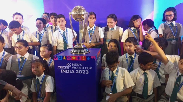 मुंबई - माहिम के बॉम्बे स्कॉटिश स्कूल में ' ICC क्रिकेट वर्ल्ड कप' ट्रॉफी
