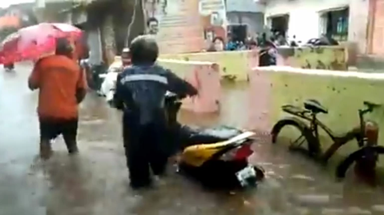 बारिश में डूबी वर्ली, BJP नेता ने आदित्य ठाकरे पर साधा निशाना