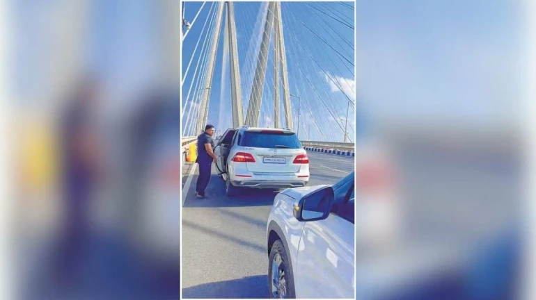 Reckless Photography on Bandra Worli Sea Link: Mumbai Traffic Police Books Mercedes Owner for Parking Violation