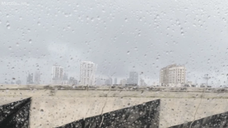 मुंबई में रिमझिम बारिश
