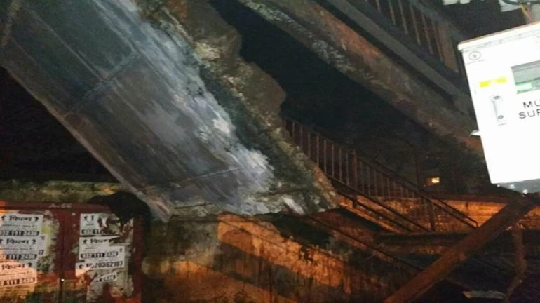 चर्नीरोड रेल्वे स्थानकाला जोडणाऱ्या पादचारी पुलाचा भाग कोसळला