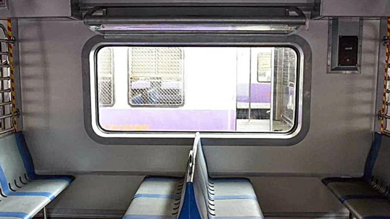 मध्य रेल्वेने एसी लोकलमधील 81,709 विनातिकीट प्रवाशांना दंड ठोठावला मध्य रेल्वेने एसी लोकलमधील 81,709 विनातिकीट प्रवाशांना दंड ठोठावला