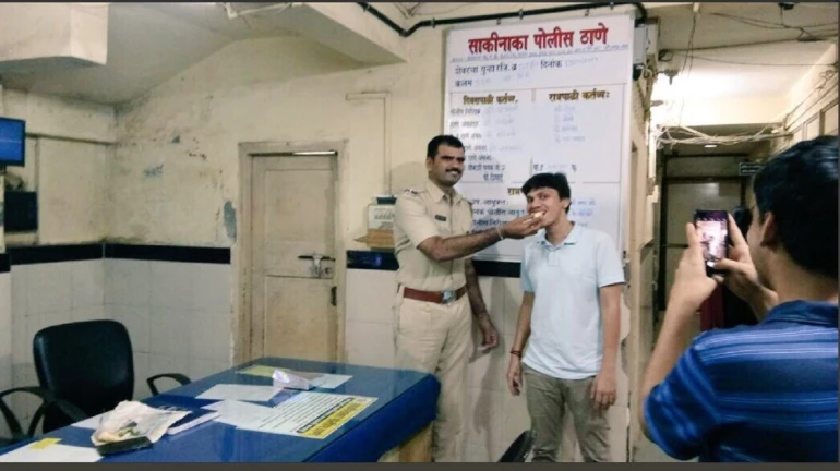 एफआइआर दर्ज कराने गए व्यक्ति का पुलिस ने मनाया जन्मदिन