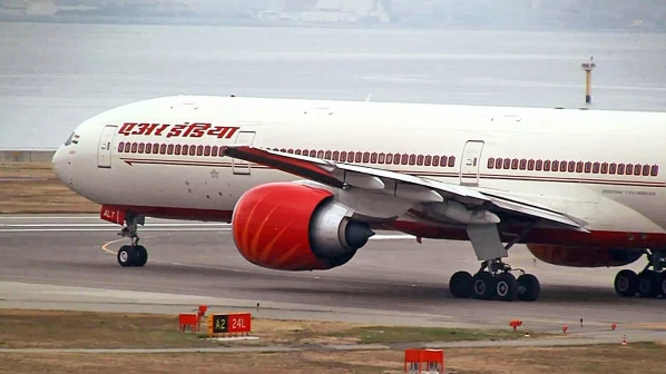 एअर इंडियाचं विमान ७ तास रखडलं, वैतागलेल्या प्रवाशांचं आंदोलन