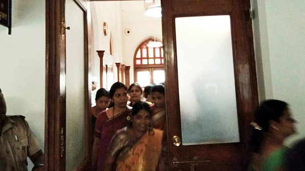 महापालिका अायुक्तांचा निषेध! निषेध! निषेध! सर्व पक्ष एकत्र