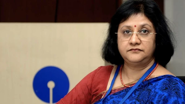 जमीन पर सोने को मजबूर हुई एसबीआई के पूर्व अध्यक्ष अरुंधति भट्टाचार्य !