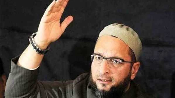 ओवेसींच्या सभेत भिरकावला बूट  