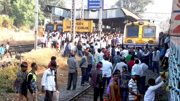 आसनगांव स्टेशन पर यात्रियों का रेल रोको आंदोलन!