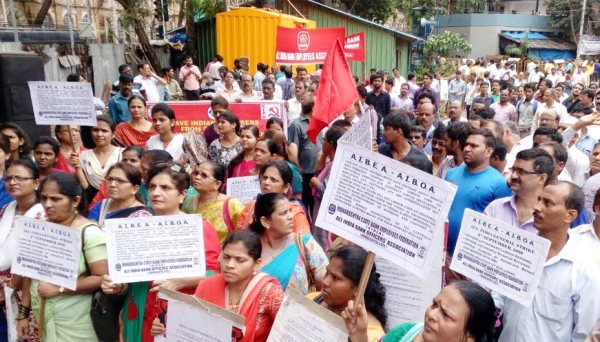 आझाद मैदानात कामगारांची निदर्शन