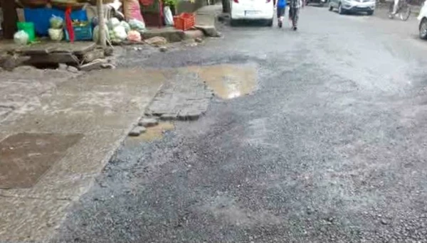 खड्ड्यात मनपा ऑफिस