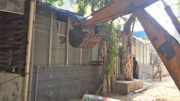 हादसे के बाद कमला मिल्स में बीएमसी की तोड़क कार्रवाई