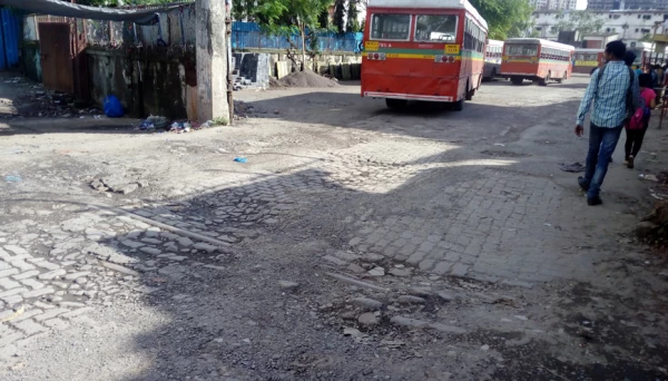 बस स्टॉप झाले खड्डेमय