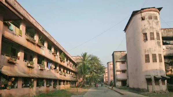 धक्कादायक...वांद्रे सरकारी वसाहती धोकादायक घोषित, कर्मचारी हवालदील