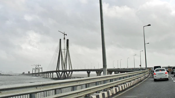 वांद्रे-वरळी सी लिंकवरून तरूणाचा आत्महत्येचा प्रयत्न