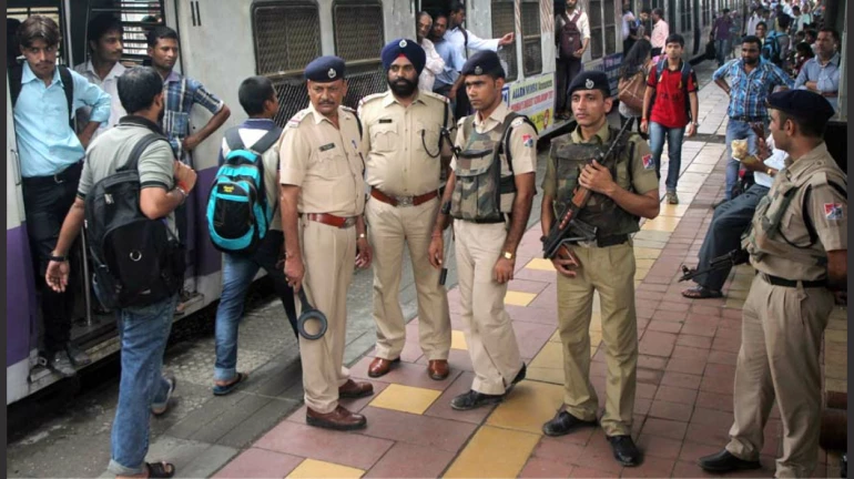 मुंबई-त्यौहारो के दौरान रेलवे पुलिस ने ट्रेनों में सुरक्षा बढ़ाई
