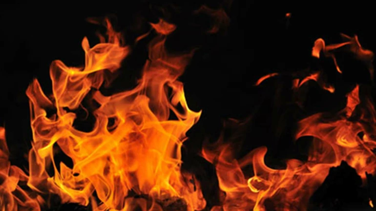 वांद्र्यांतील न्यू कांता वाडीतील इमारतीला आग, दीड वर्षांच्या मुलीचा गुदमरून मृत्यू