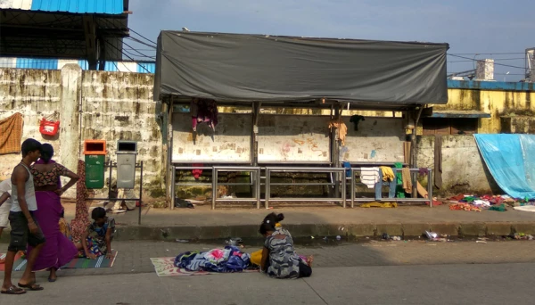 Let’s stay at Bus stop !