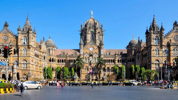 पर्यटकांसाठी सीएसटीएम परिसरातील वीजेचे १६ खांब पालिका हटविणार