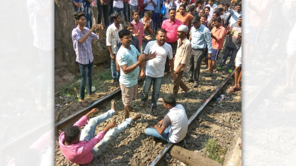 भीमा कोरेगाव हिंसाचार: रेलरोकोमुळे ८४ लोकल रद्द, प्रवाशांचे हाल