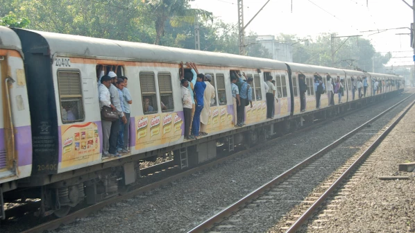 चेंबूरजवळ रुळाला तडे, वाहतूक विस्कळीत