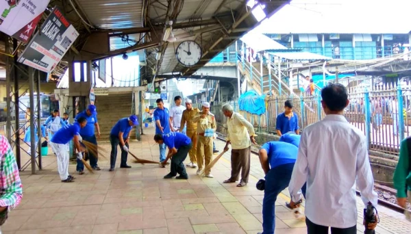 दादरमध्ये स्वच्छता अभियान