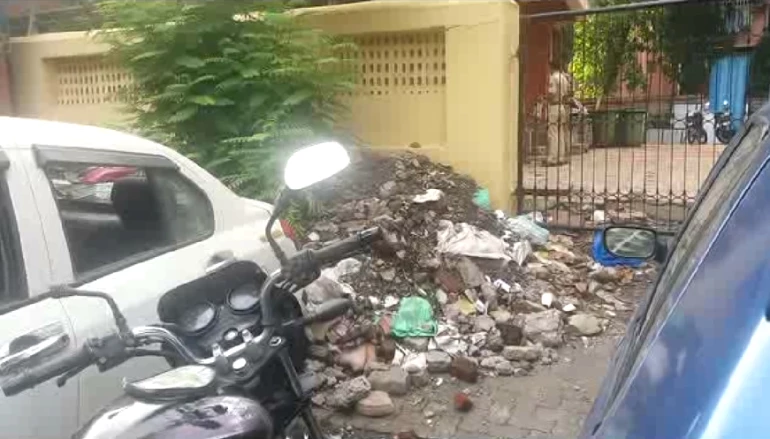 Heap of waste near Dahisar Police station