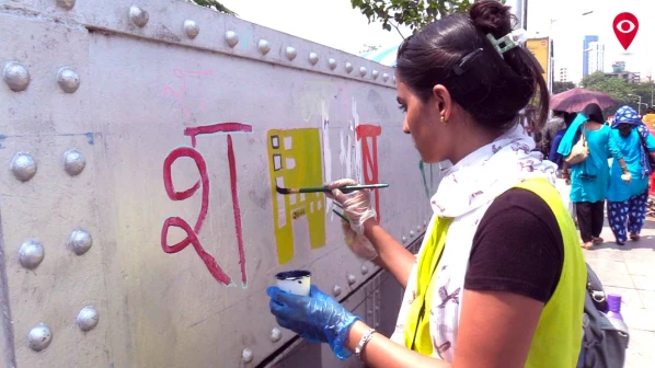 दादर टिळक ब्रिजवरच्या भिंती म्हणतात 'अआइई', 'ABCD'!